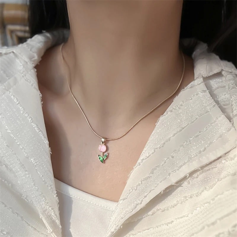 Chic Tulip Necklace Light